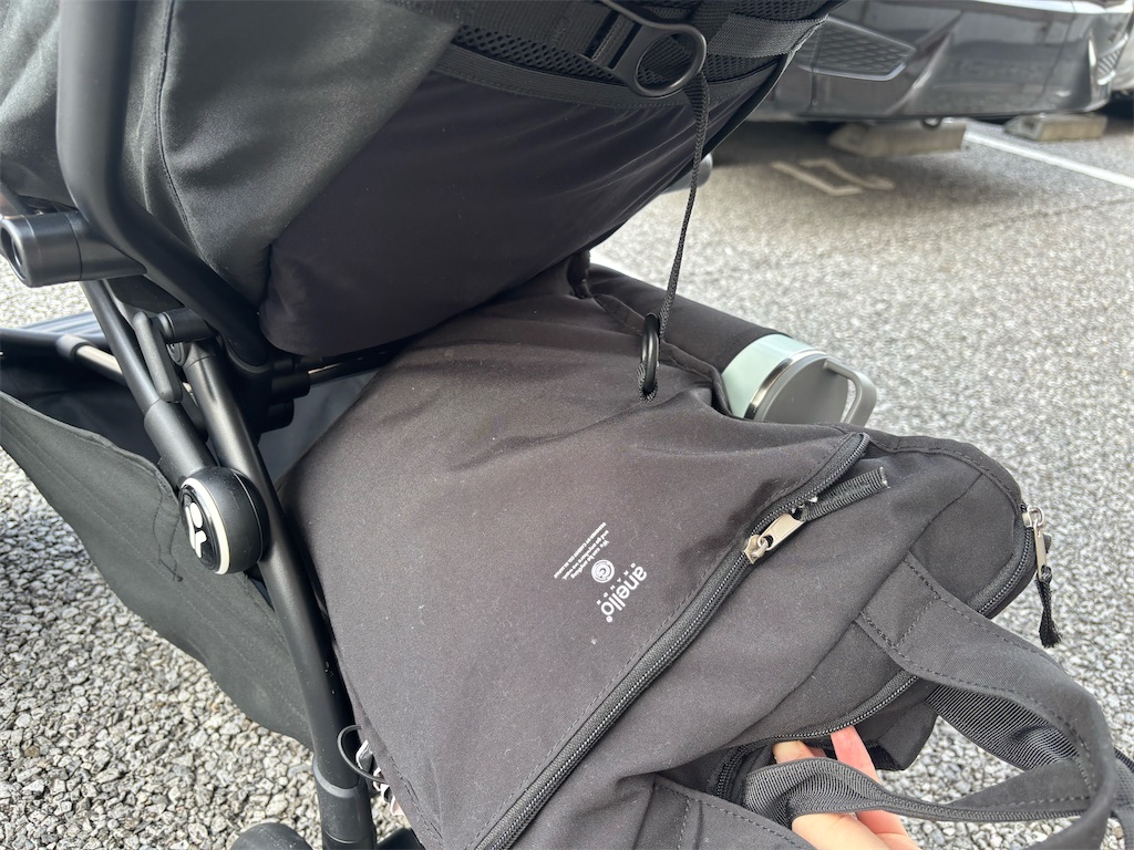 パンパンのリュックを荷台に入れる様子