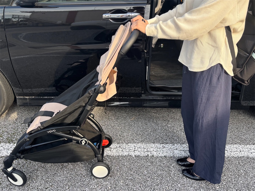 身長159cmの人がベビーカーを押すときの高さがわかる画像