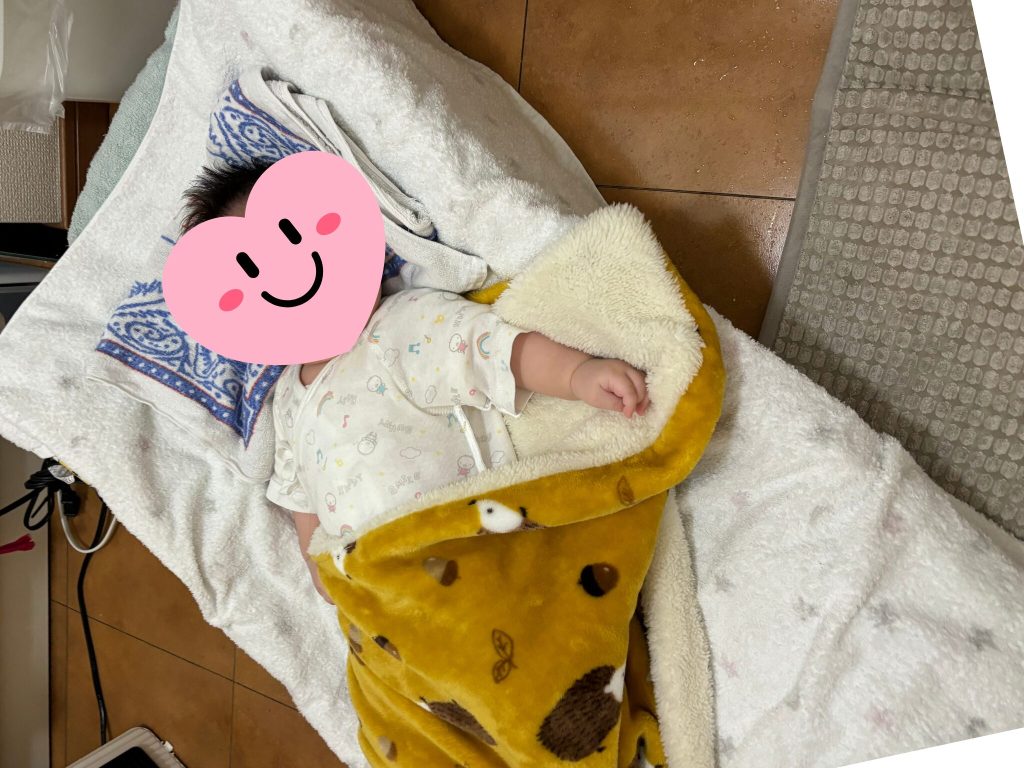 ネオママイズムベッドインベッドに寝ながら脱衣所でお風呂を待機する様子