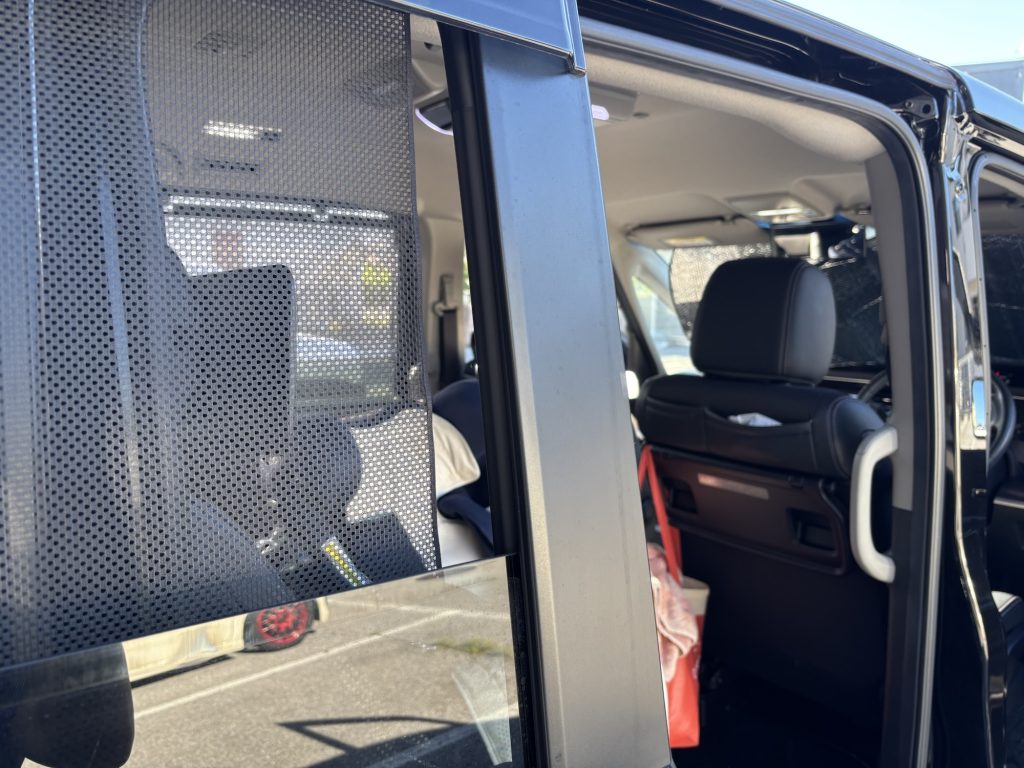 車の窓やドアを開けている様子