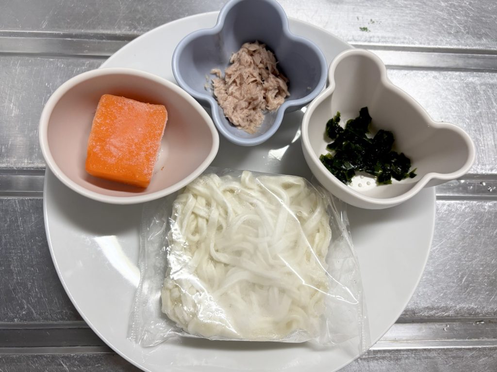 にんじんツナうどん材料
