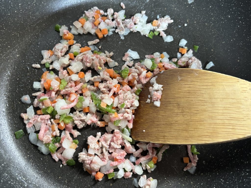 野菜とひき肉を炒めているところ