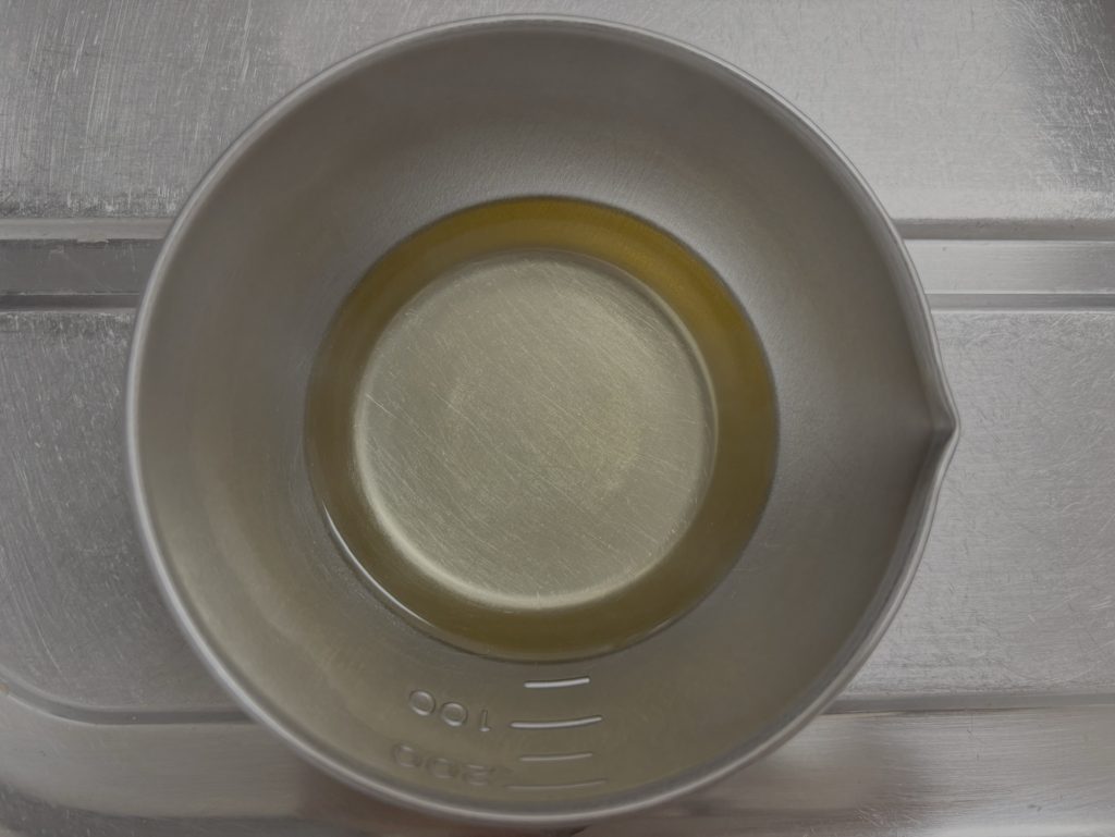和風だしをお湯で溶かしたところ